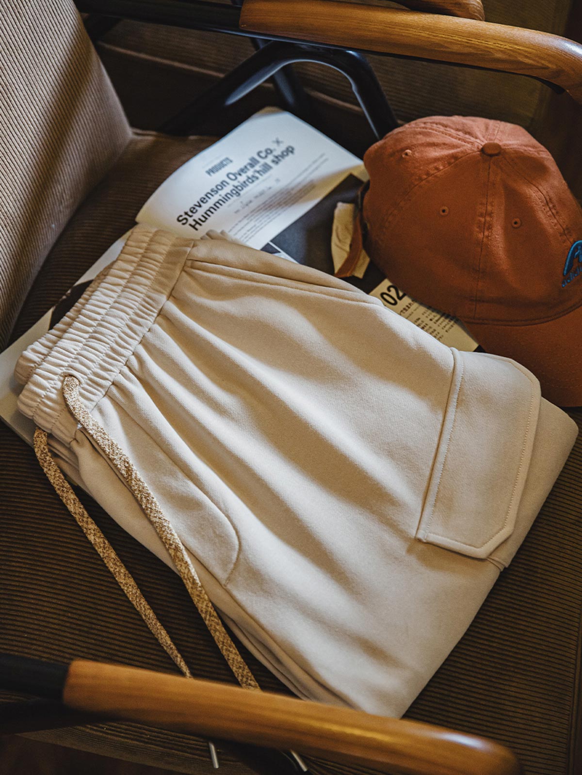 外側の斜めポケットとウエストのドローコードデザインの詳細画像