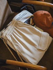 外側の斜めポケットとウエストのドローコードデザインの詳細画像