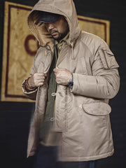 詳細画像:ワッフル編みの立体感あるディテールをクローズアップいたしました。触り心地が良く、ヴィンテージ感を演出するデザインでございます。
モデル画像:モデルがミドルゲージワッフル編みセーターを着用し、カジュアルでリラックス感のあるスタイリングを提案しております。