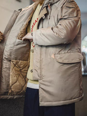 詳細画像:ワッフル編みの立体感あるディテールをクローズアップいたしました。触り心地が良く、ヴィンテージ感を演出するデザインでございます。
モデル画像:モデルがミドルゲージワッフル編みセーターを着用し、カジュアルでリラックス感のあるスタイリングを提案しております。