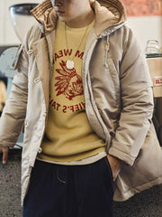 詳細画像:ワッフル編みの立体感あるディテールをクローズアップいたしました。触り心地が良く、ヴィンテージ感を演出するデザインでございます。
モデル画像:モデルがミドルゲージワッフル編みセーターを着用し、カジュアルでリラックス感のあるスタイリングを提案しております。