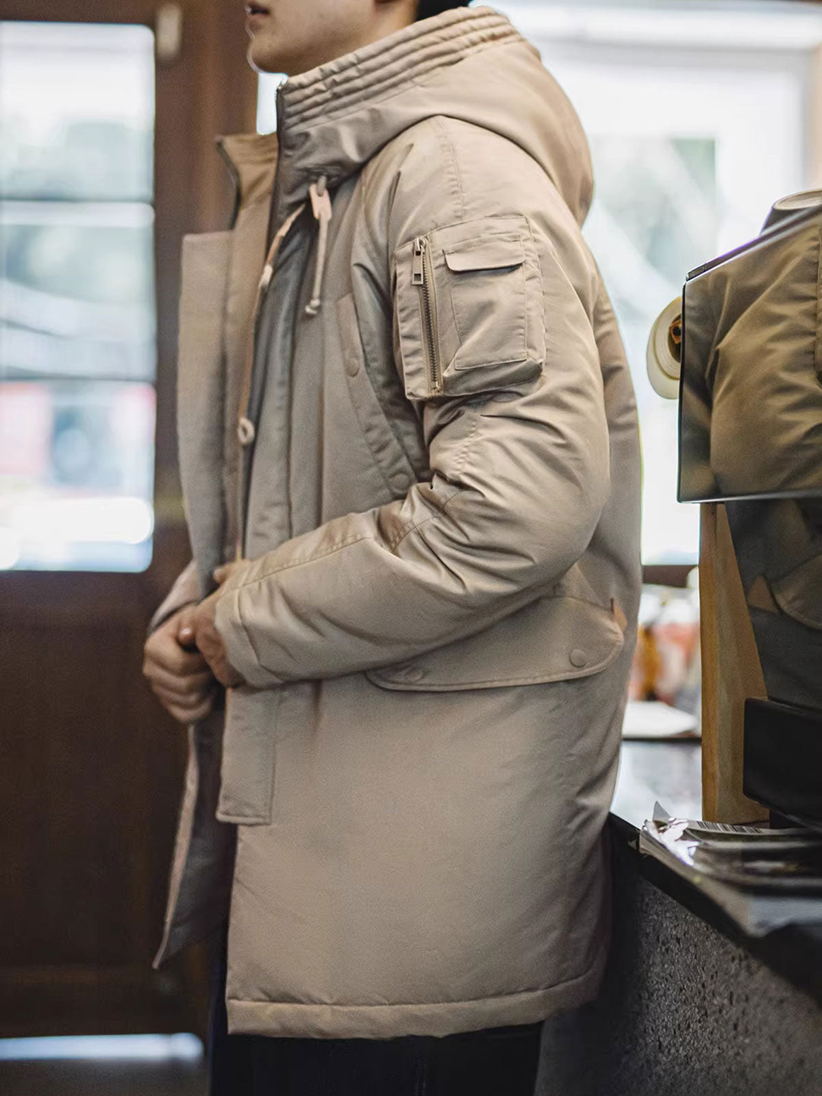 詳細画像:ワッフル編みの立体感あるディテールをクローズアップいたしました。触り心地が良く、ヴィンテージ感を演出するデザインでございます。
モデル画像:モデルがミドルゲージワッフル編みセーターを着用し、カジュアルでリラックス感のあるスタイリングを提案しております。