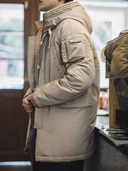 詳細画像:ワッフル編みの立体感あるディテールをクローズアップいたしました。触り心地が良く、ヴィンテージ感を演出するデザインでございます。
モデル画像:モデルがミドルゲージワッフル編みセーターを着用し、カジュアルでリラックス感のあるスタイリングを提案しております。