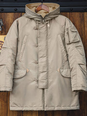 製品画像:ミドルゲージワッフル編みクルーネックセーターの全体展示。柔らかく耐久性のあるダブルヤーン素材を使用した厚手デザインでございます。
詳細画像:ワッフル編みの立体感あるディテールをクローズアップいたしました。触り心地が良く、ヴィンテージ感を演出するデザインでございます。