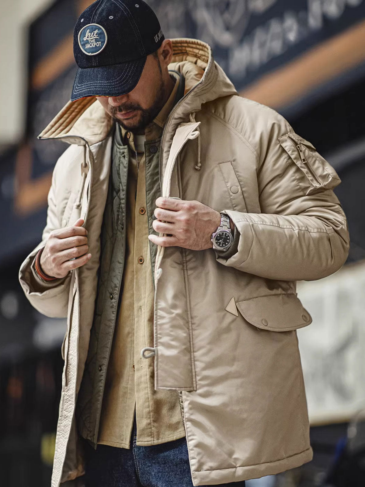 詳細画像:ワッフル編みの立体感あるディテールをクローズアップいたしました。触り心地が良く、ヴィンテージ感を演出するデザインでございます。
モデル画像:モデルがミドルゲージワッフル編みセーターを着用し、カジュアルでリラックス感のあるスタイリングを提案しております。