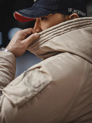 詳細画像:ワッフル編みの立体感あるディテールをクローズアップいたしました。触り心地が良く、ヴィンテージ感を演出するデザインでございます。
モデル画像:モデルがミドルゲージワッフル編みセーターを着用し、カジュアルでリラックス感のあるスタイリングを提案しております。