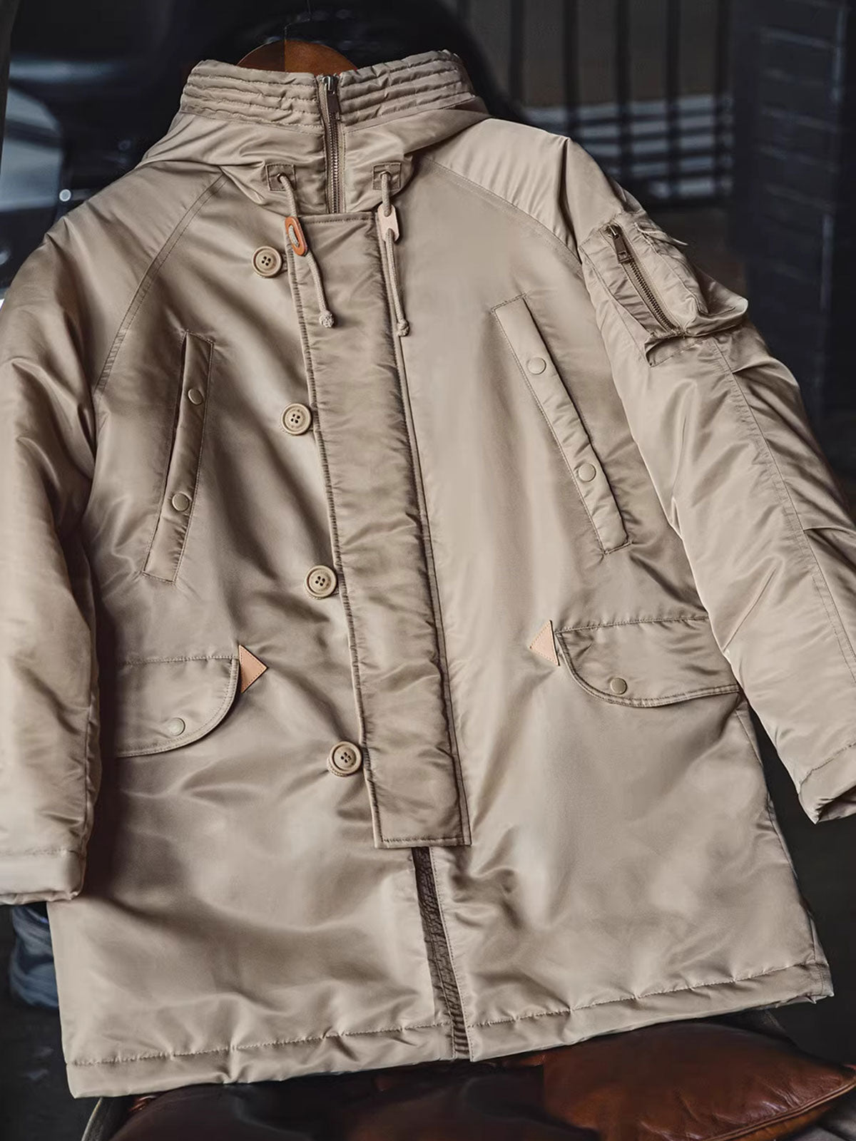 製品画像:ミドルゲージワッフル編みクルーネックセーターの全体展示。柔らかく耐久性のあるダブルヤーン素材を使用した厚手デザインでございます。
詳細画像:ワッフル編みの立体感あるディテールをクローズアップいたしました。触り心地が良く、ヴィンテージ感を演出するデザインでございます。