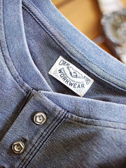 特殊な色落ち効果が施されたニットデニム生地のクローズアップ。