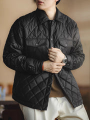 菱形キルティングジャケットを着用したヴィンテージスタイルのコーディネート