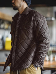 菱形キルティングジャケットを着用したヴィンテージスタイルのコーディネート