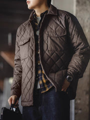 菱形キルティングジャケットを着用したヴィンテージスタイルのコーディネート