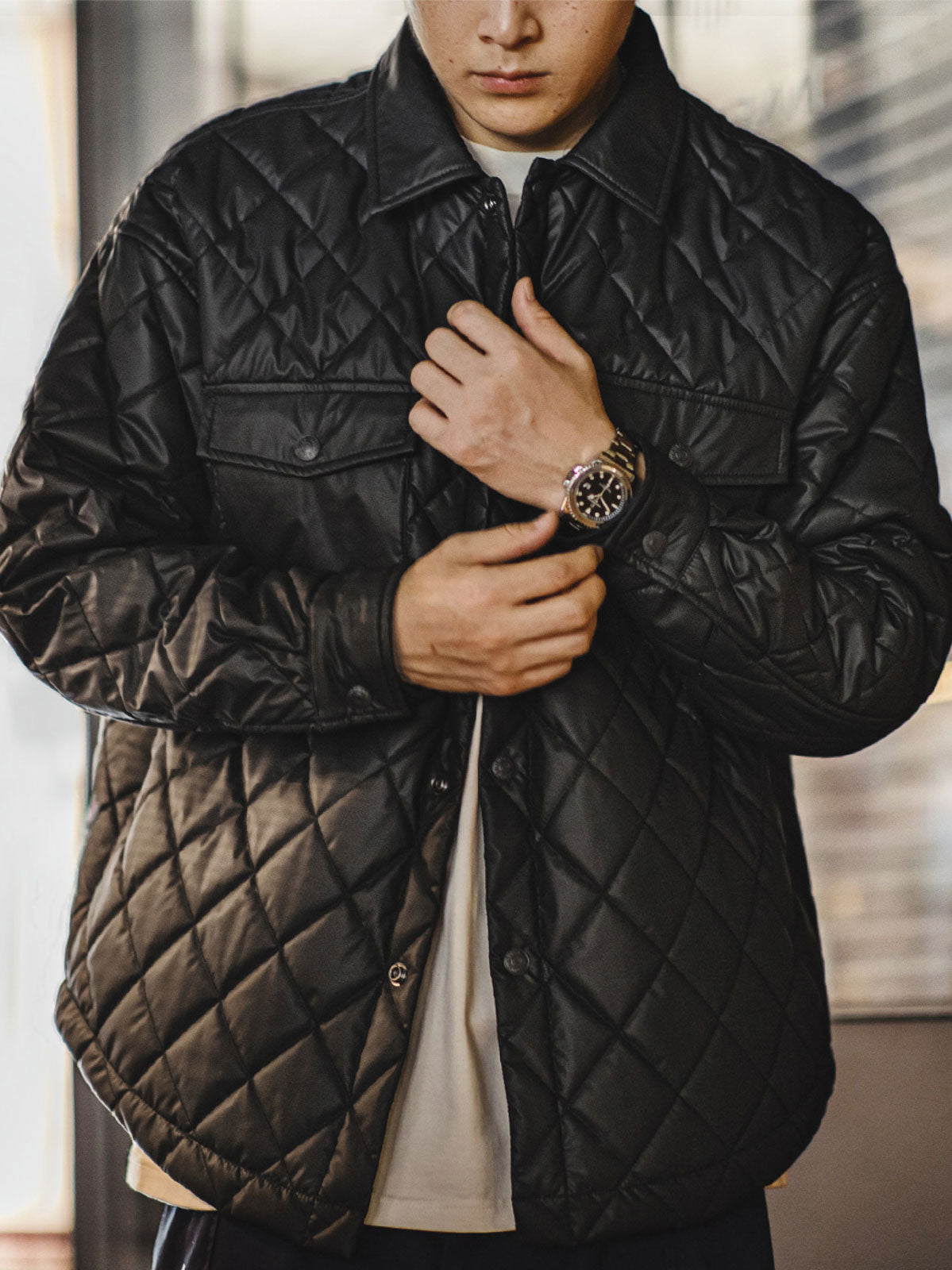 菱形キルティングジャケットを着用したヴィンテージスタイルのコーディネート