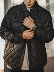 菱形キルティングジャケットを着用したヴィンテージスタイルのコーディネート