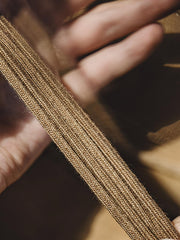 製品画像: ヴィンテージ風スエードレザーカンガルーシューズのサイドビュー展示。60年代のクラシックデザインが特徴的。
詳細画像: コルク粒入りミッドソールと波形ラバーアウトソールのディテール展示で、快適な履き心地を提供。