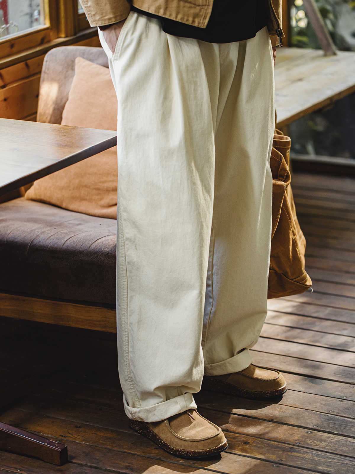 詳細画像: コルク粒入りミッドソールと波形ラバーアウトソールのディテール展示で、快適な履き心地を提供。
モデル画像: スエードレザーカンガルーシューズを淡色ソックスとコーディネートしたスタイリング例。