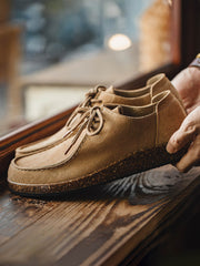 製品画像: ヴィンテージ風スエードレザーカンガルーシューズのサイドビュー展示。60年代のクラシックデザインが特徴的。
詳細画像: コルク粒入りミッドソールと波形ラバーアウトソールのディテール展示で、快適な履き心地を提供。