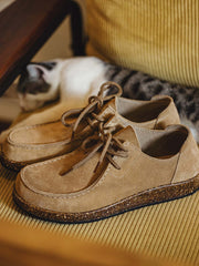 製品画像: ヴィンテージ風スエードレザーカンガルーシューズのサイドビュー展示。60年代のクラシックデザインが特徴的。
詳細画像: コルク粒入りミッドソールと波形ラバーアウトソールのディテール展示で、快適な履き心地を提供。