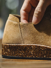 製品画像: ヴィンテージ風スエードレザーカンガルーシューズのサイドビュー展示。60年代のクラシックデザインが特徴的。
詳細画像: コルク粒入りミッドソールと波形ラバーアウトソールのディテール展示で、快適な履き心地を提供。