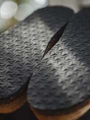 製品画像: ヴィンテージ風スエードレザーカンガルーシューズのサイドビュー展示。60年代のクラシックデザインが特徴的。
詳細画像: コルク粒入りミッドソールと波形ラバーアウトソールのディテール展示で、快適な履き心地を提供。