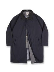 製品画像: クラシックデザインのバルマカーン中長コートの正面ビュー、通勤に最適な全天候対応コート
詳細画像: 配色されたカラー(襟)とフライフロント、一文字型斜めポケットのディテール、上品で洗練されたデザイン