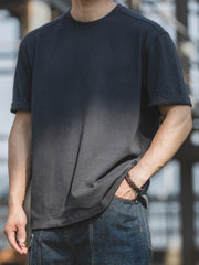 モデル画像:モデルがヘビーウェイト グレーTシャツを着用