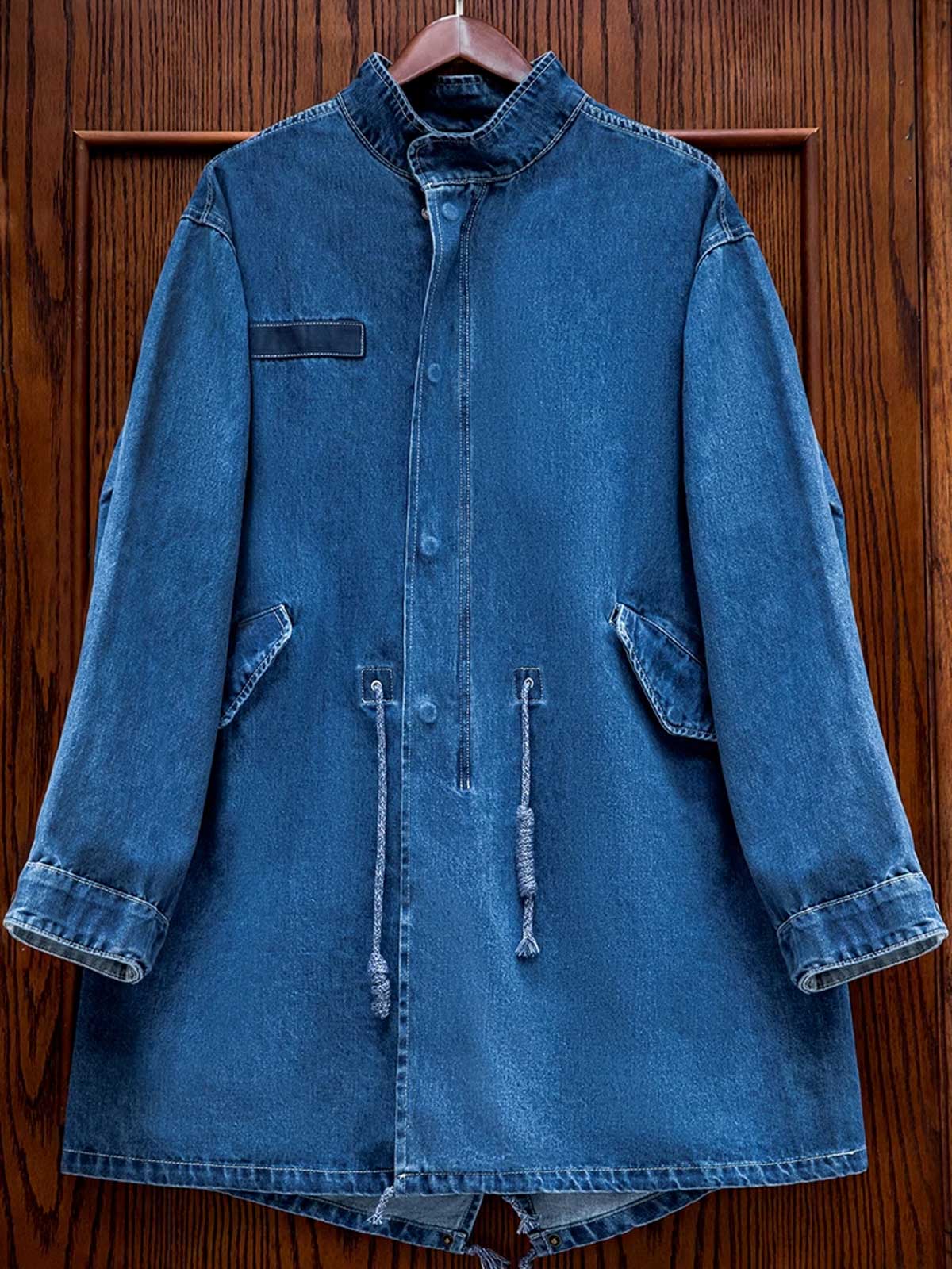 製品画像: アメカジレトロ風M65デニムフィッシュテールコートのフロントビュー。12.8オンスのインディゴデニム生地を使用し、クラシックでスタイリッシュなデザイン
詳細画像: フィッシュテールデザインとウエストドローコードのディテール。調整可能なシルエットで、快適なフィット感を提供