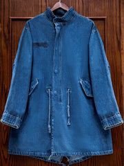 製品画像: アメカジレトロ風M65デニムフィッシュテールコートのフロントビュー。12.8オンスのインディゴデニム生地を使用し、クラシックでスタイリッシュなデザイン
詳細画像: フィッシュテールデザインとウエストドローコードのディテール。調整可能なシルエットで、快適なフィット感を提供