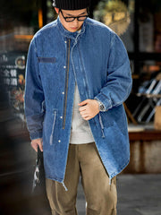 詳細画像: フィッシュテールデザインとウエストドローコードのディテール。調整可能なシルエットで、快適なフィット感を提供
モデル画像: モデルが着用したM65デニムフィッシュテールコートの全身スタイリング。秋のストリートカジュアルに最適なルーズフィットシルエット