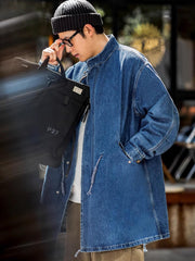 詳細画像: フィッシュテールデザインとウエストドローコードのディテール。調整可能なシルエットで、快適なフィット感を提供
モデル画像: モデルが着用したM65デニムフィッシュテールコートの全身スタイリング。秋のストリートカジュアルに最適なルーズフィットシルエット