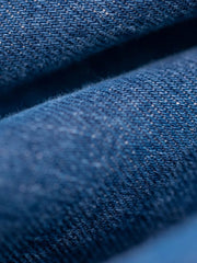 製品画像: アメカジレトロ風M65デニムフィッシュテールコートのフロントビュー。12.8オンスのインディゴデニム生地を使用し、クラシックでスタイリッシュなデザイン
詳細画像: フィッシュテールデザインとウエストドローコードのディテール。調整可能なシルエットで、快適なフィット感を提供