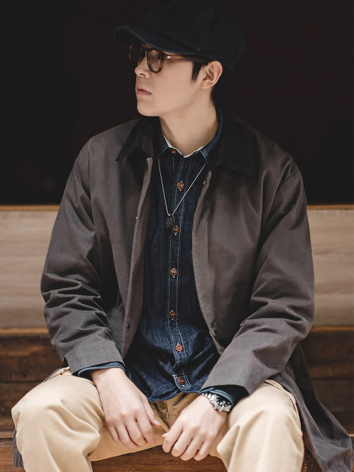 詳細画像: クラシックなコーデュロイ襟と経年変化するオイルワックス生地のディテール。独特なシワとヴィンテージ感を演出
モデル画像: モデルが着用した防水オイルワックスコートの全身スタイリング。日常通勤からアウトドアまで対応するアメカジレトロスタイル