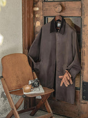 製品画像: アメカジレトロオイルワックスコーデュロイ襟コートのフロントビュー。防風・防水性を備えたレトロな英国風デザイン
詳細画像: クラシックなコーデュロイ襟と経年変化するオイルワックス生地のディテール。独特なシワとヴィンテージ感を演出