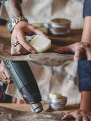 製品画像: アメカジレトロオイルワックスコーデュロイ襟コートのフロントビュー。防風・防水性を備えたレトロな英国風デザイン
詳細画像: クラシックなコーデュロイ襟と経年変化するオイルワックス生地のディテール。独特なシワとヴィンテージ感を演出