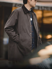 詳細画像: クラシックなコーデュロイ襟と経年変化するオイルワックス生地のディテール。独特なシワとヴィンテージ感を演出
モデル画像: モデルが着用した防水オイルワックスコートの全身スタイリング。日常通勤からアウトドアまで対応するアメカジレトロスタイル