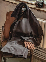 製品画像: アメカジレトロオイルワックスコーデュロイ襟コートのフロントビュー。防風・防水性を備えたレトロな英国風デザイン
詳細画像: クラシックなコーデュロイ襟と経年変化するオイルワックス生地のディテール。独特なシワとヴィンテージ感を演出