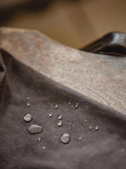 製品画像: アメカジレトロオイルワックスコーデュロイ襟コートのフロントビュー。防風・防水性を備えたレトロな英国風デザイン
詳細画像: クラシックなコーデュロイ襟と経年変化するオイルワックス生地のディテール。独特なシワとヴィンテージ感を演出