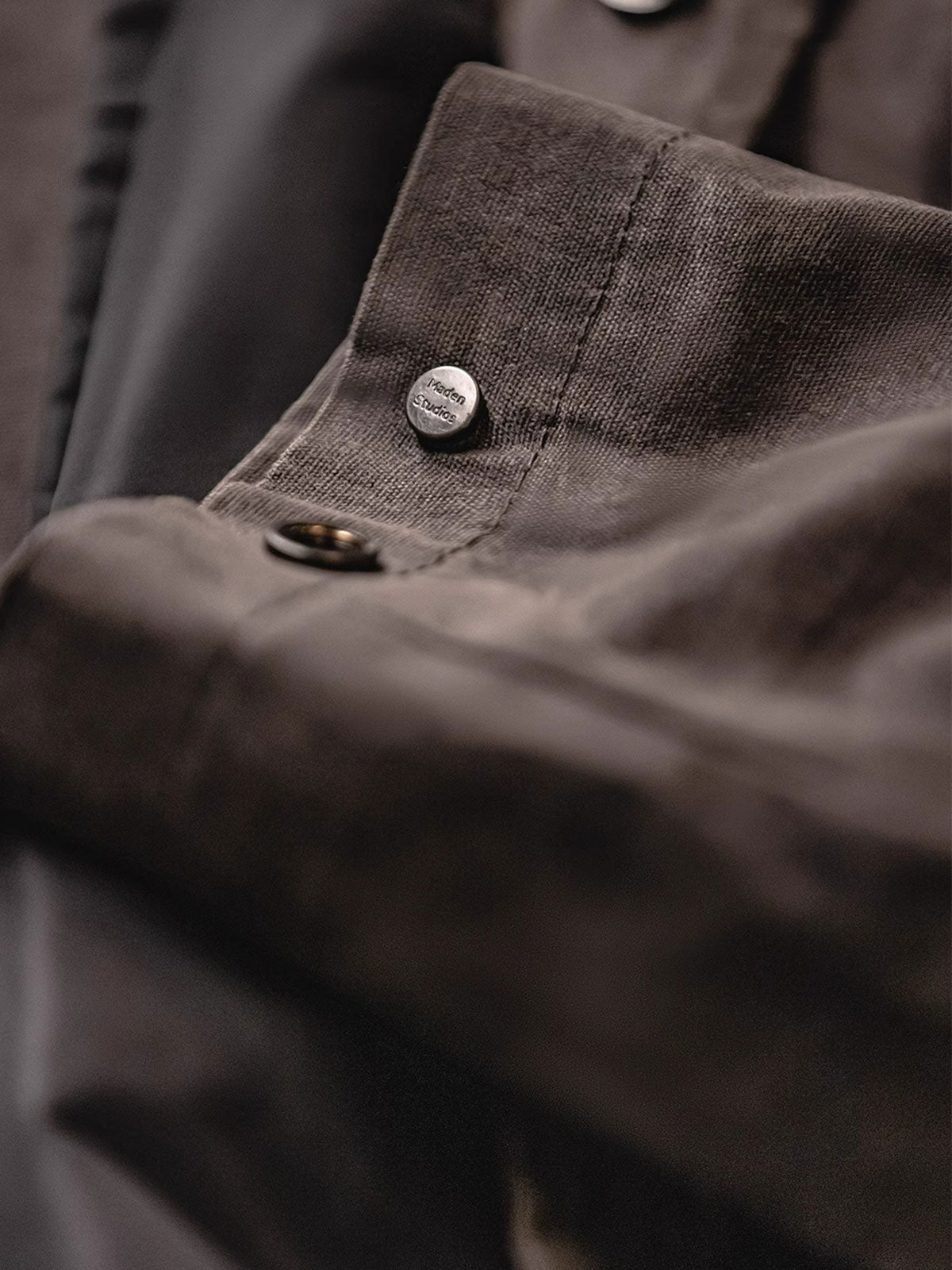 製品画像: アメカジレトロオイルワックスコーデュロイ襟コートのフロントビュー。防風・防水性を備えたレトロな英国風デザイン
詳細画像: クラシックなコーデュロイ襟と経年変化するオイルワックス生地のディテール。独特なシワとヴィンテージ感を演出