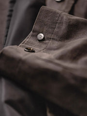 製品画像: アメカジレトロオイルワックスコーデュロイ襟コートのフロントビュー。防風・防水性を備えたレトロな英国風デザイン
詳細画像: クラシックなコーデュロイ襟と経年変化するオイルワックス生地のディテール。独特なシワとヴィンテージ感を演出