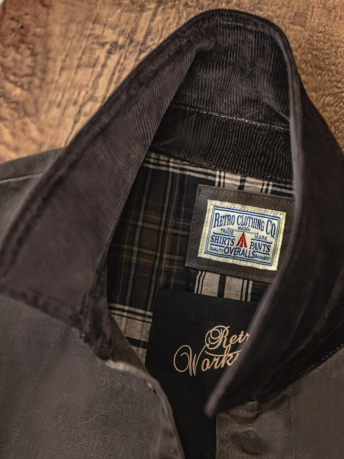 製品画像: アメカジレトロオイルワックスコーデュロイ襟コートのフロントビュー。防風・防水性を備えたレトロな英国風デザイン
詳細画像: クラシックなコーデュロイ襟と経年変化するオイルワックス生地のディテール。独特なシワとヴィンテージ感を演出