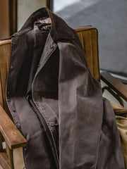 製品画像: アメカジレトロオイルワックスコーデュロイ襟コートのフロントビュー。防風・防水性を備えたレトロな英国風デザイン
詳細画像: クラシックなコーデュロイ襟と経年変化するオイルワックス生地のディテール。独特なシワとヴィンテージ感を演出