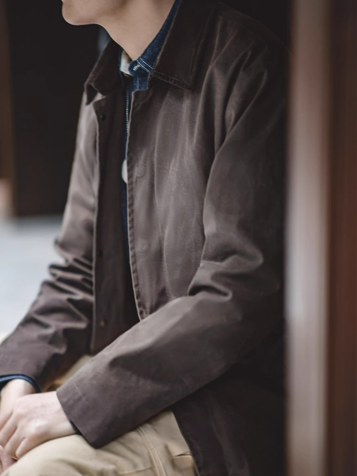 詳細画像: クラシックなコーデュロイ襟と経年変化するオイルワックス生地のディテール。独特なシワとヴィンテージ感を演出
モデル画像: モデルが着用した防水オイルワックスコートの全身スタイリング。日常通勤からアウトドアまで対応するアメカジレトロスタイル