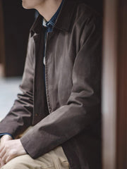 詳細画像: クラシックなコーデュロイ襟と経年変化するオイルワックス生地のディテール。独特なシワとヴィンテージ感を演出
モデル画像: モデルが着用した防水オイルワックスコートの全身スタイリング。日常通勤からアウトドアまで対応するアメカジレトロスタイル