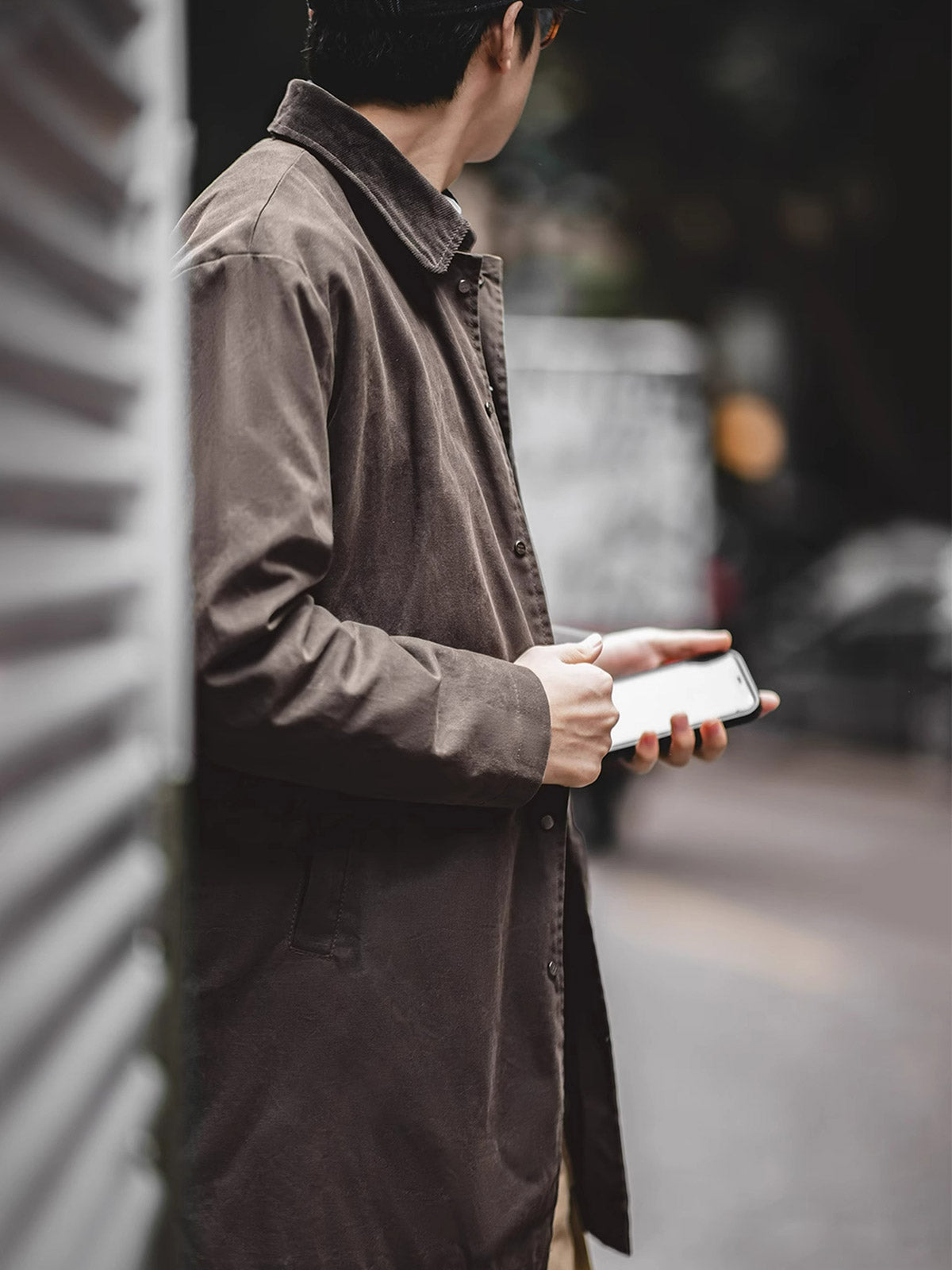 詳細画像: クラシックなコーデュロイ襟と経年変化するオイルワックス生地のディテール。独特なシワとヴィンテージ感を演出
モデル画像: モデルが着用した防水オイルワックスコートの全身スタイリング。日常通勤からアウトドアまで対応するアメカジレトロスタイル