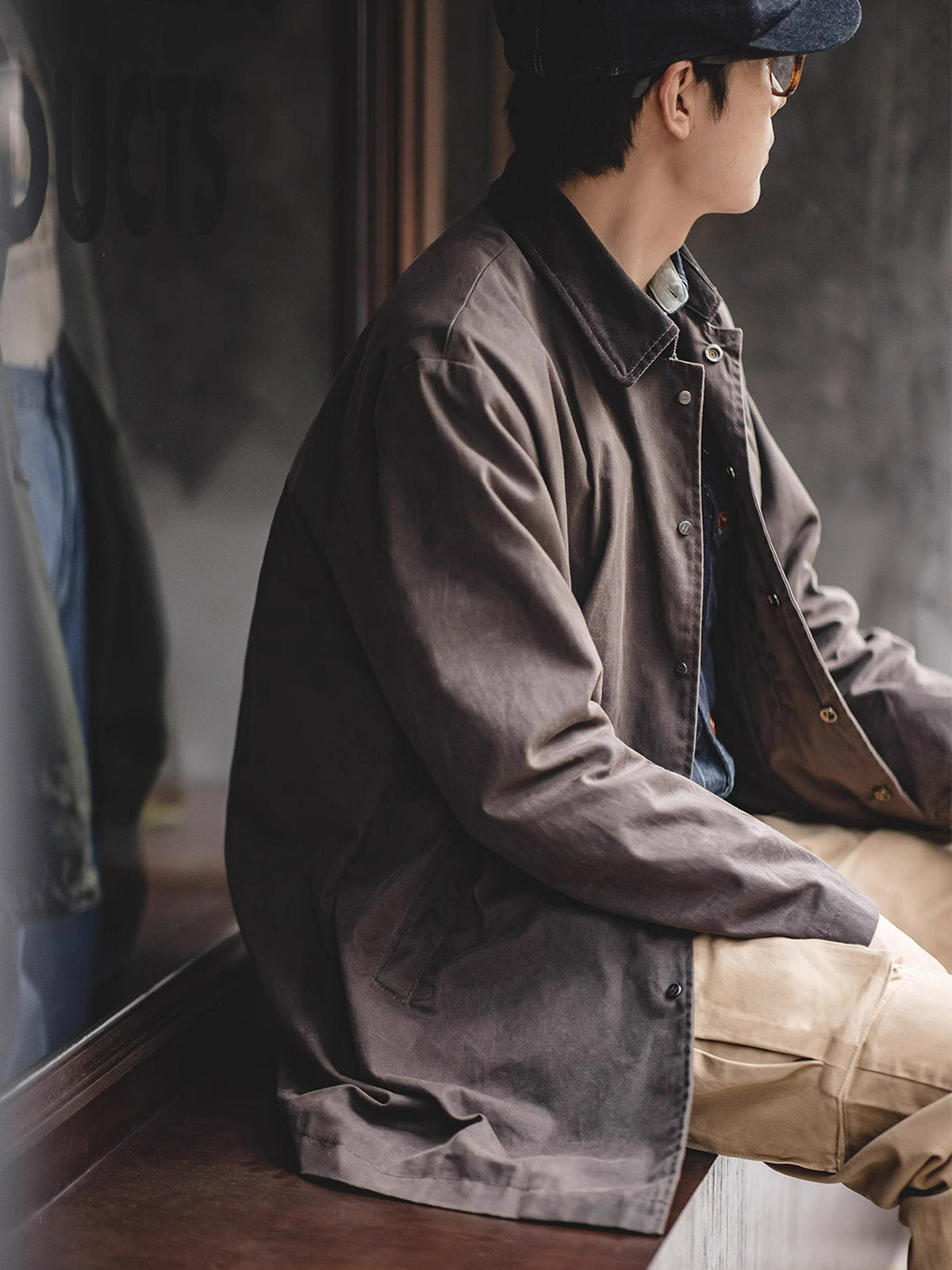 詳細画像: クラシックなコーデュロイ襟と経年変化するオイルワックス生地のディテール。独特なシワとヴィンテージ感を演出
モデル画像: モデルが着用した防水オイルワックスコートの全身スタイリング。日常通勤からアウトドアまで対応するアメカジレトロスタイル