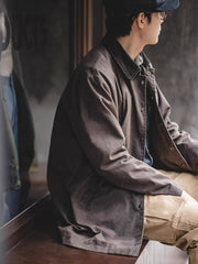 詳細画像: クラシックなコーデュロイ襟と経年変化するオイルワックス生地のディテール。独特なシワとヴィンテージ感を演出
モデル画像: モデルが着用した防水オイルワックスコートの全身スタイリング。日常通勤からアウトドアまで対応するアメカジレトロスタイル