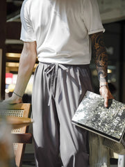 モデルが抗シワのEasypantsカジュアルパンツを着用。都会的でリラックスしたスタイルを演出し、カジュアルシャツとのコーディネート。
