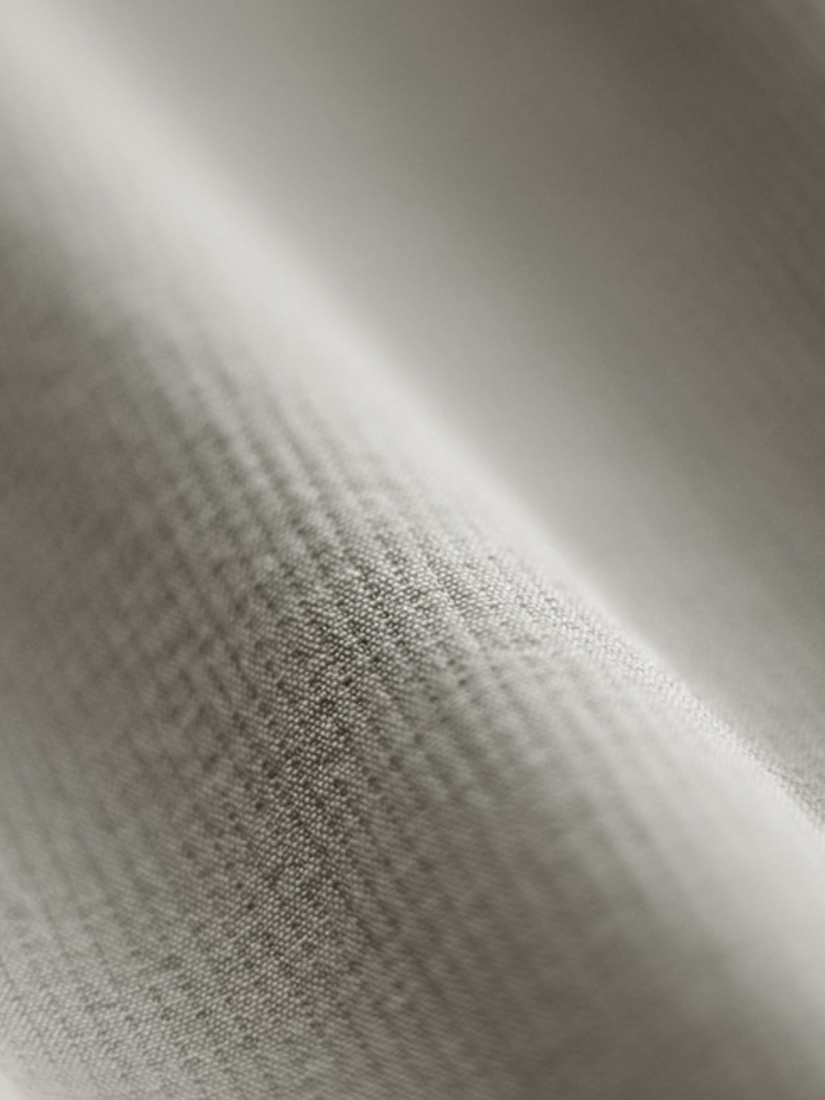 - 詳細画像:ジャケットのハーフジップストラップとパッチポケットの詳細