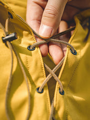 - 詳細画像:ジャケットのハーフジップストラップとパッチポケットの詳細