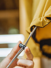 - 詳細画像:ジャケットのハーフジップストラップとパッチポケットの詳細