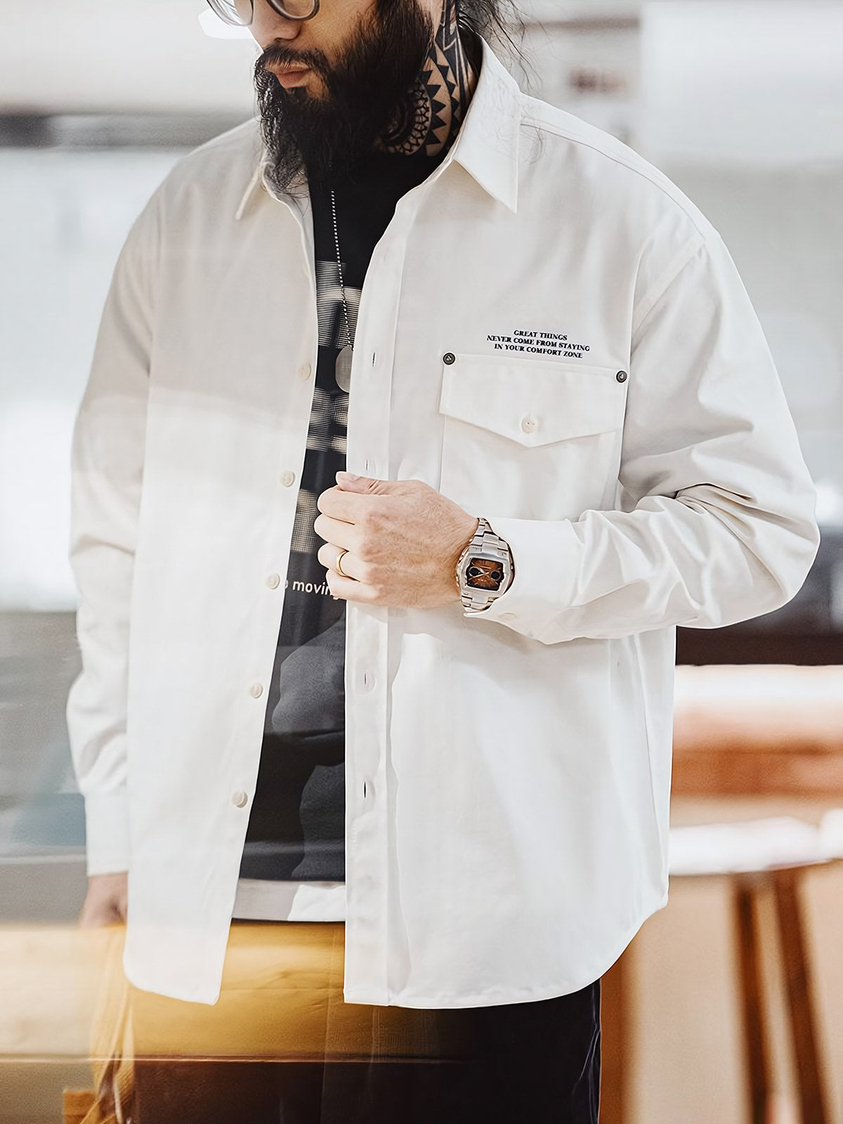 詳細画像:
「ヘリンボーン ワーク オーバーシャツのディテールクローズアップ。胸元に配置されたシングルポケットと黒いリベットをイメージした飾りがアクセントとなり、英字プリントがモダンな要素を加えています。ヘリンボーン生地が視覚的な立体感とヴィンテージ感を演出。」
モデル画像:
「モデルがヘリンボーン ワーク オーバーシャツを着用し、ヴィンテージワークパンツと合わせたクラシックでモダンなスタイルを披露。ルーズフィットのシルエットが快適さを提供し、四季を通じて活躍できる一着。」